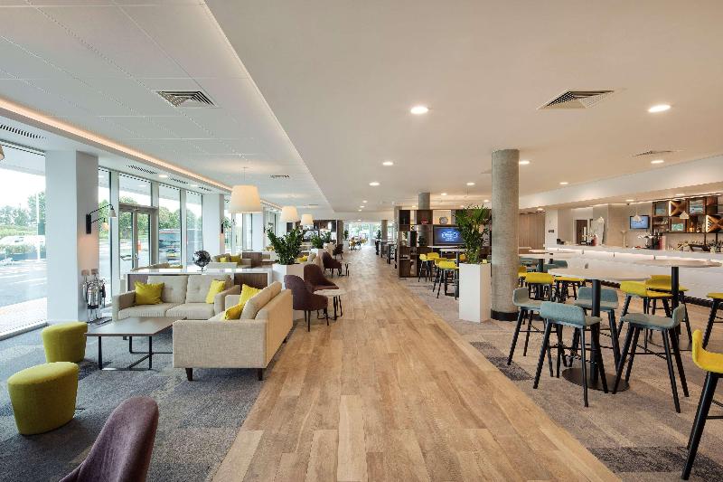 Hampton by Hilton Stansted Airport - Lobi