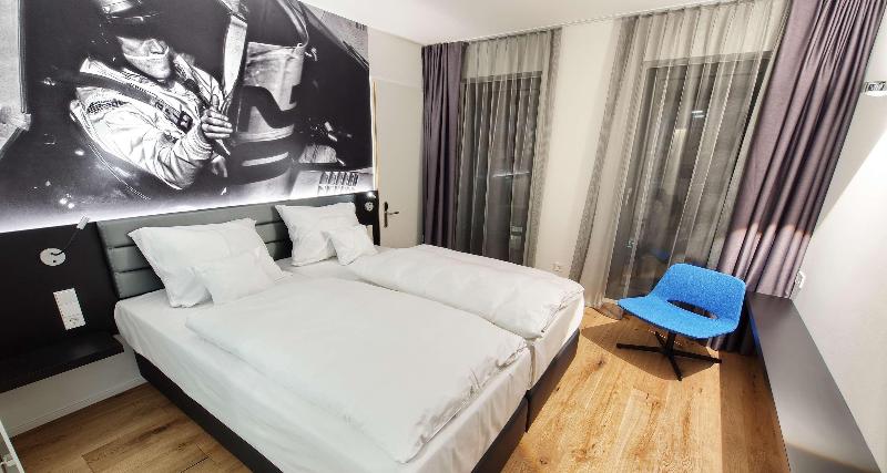 V8 Hotel Motorworld Region Stuttgart, BW Premier - Oda