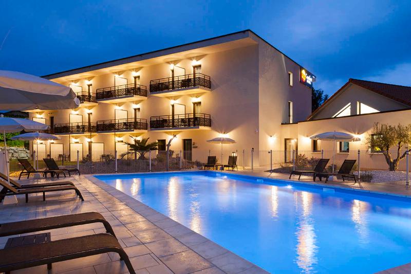 Brit Hotel PrivilÃ¨ge Figeac - Havuz