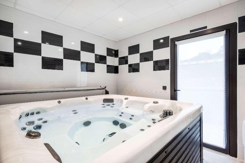 Brit Hotel PrivilÃ¨ge Figeac - Havuz