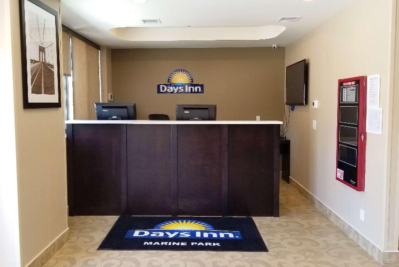 Days Inn by Wyndham Brooklyn Marine Park - Lobi