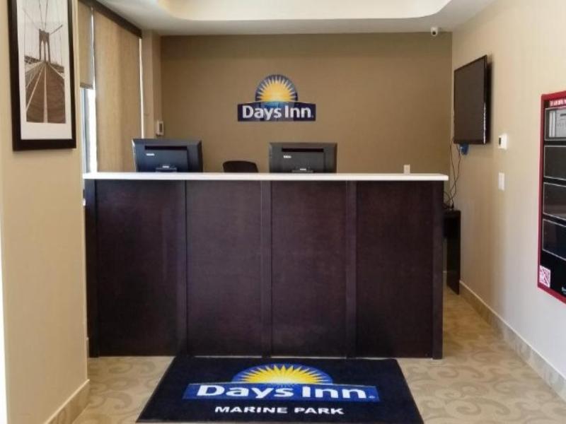 Days Inn by Wyndham Brooklyn Marine Park - Lobi