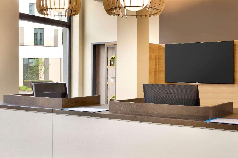 Premier Inn Freiburg City Nord Hotel - Lobi