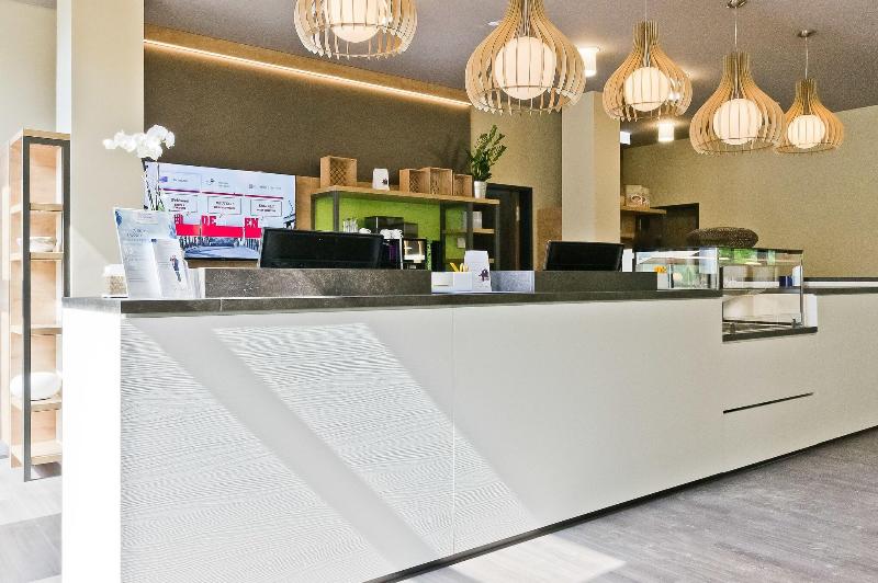 Premier Inn Freiburg City Nord Hotel - Lobi
