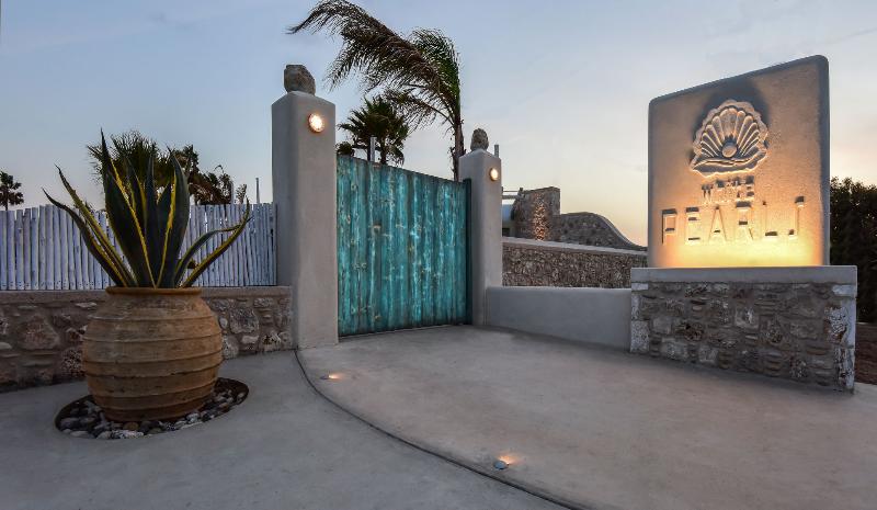 White Pearls Luxury Suites Adults Only - Lobi