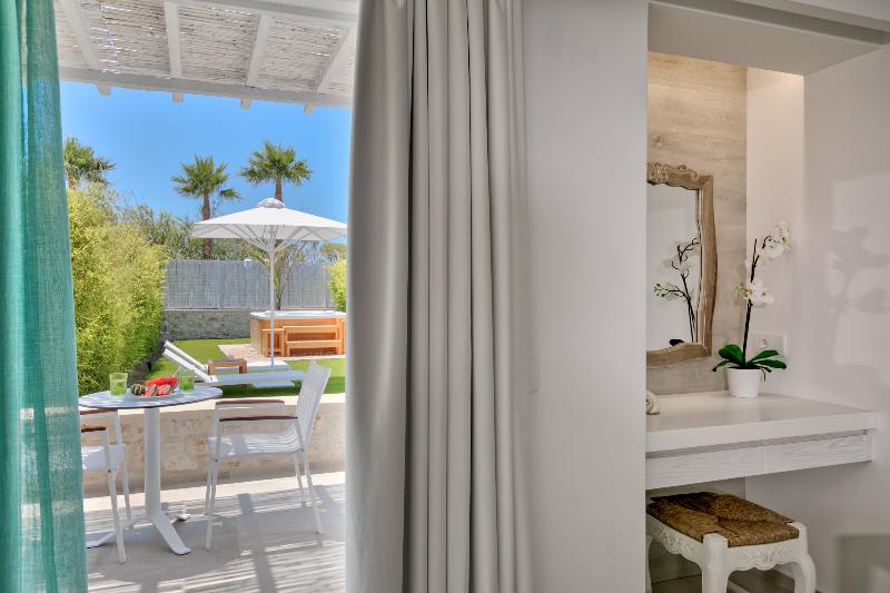 White Pearls Luxury Suites Adults Only - Oda