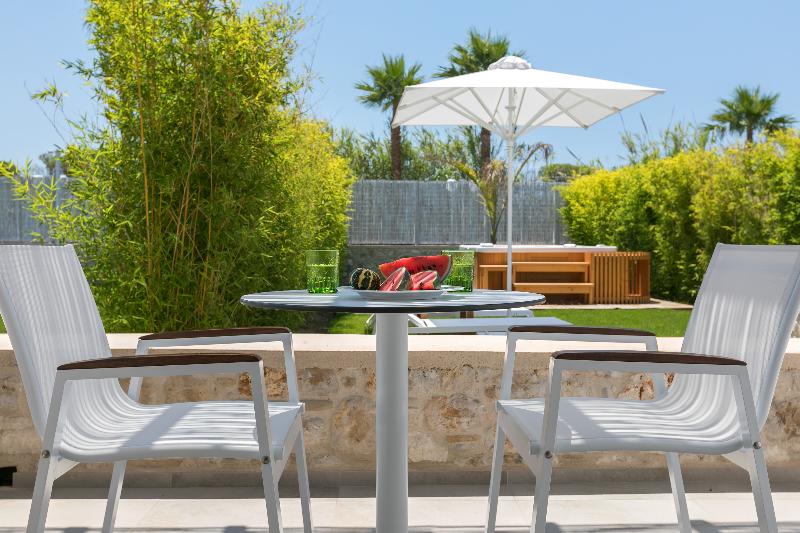 White Pearls Luxury Suites Adults Only - Oda