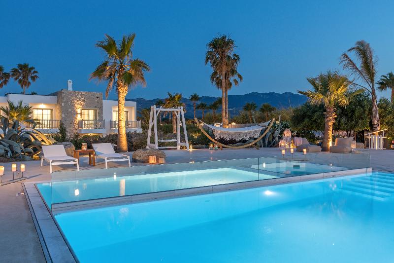 White Pearls Luxury Suites Adults Only - Havuz