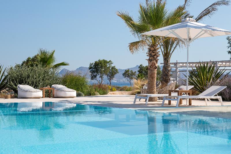 White Pearls Luxury Suites Adults Only - Havuz