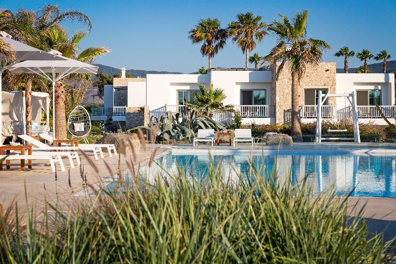 White Pearls Luxury Suites Adults Only - Havuz
