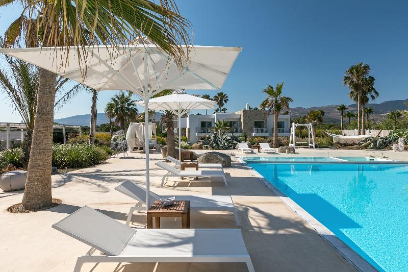 White Pearls Luxury Suites Adults Only - Havuz