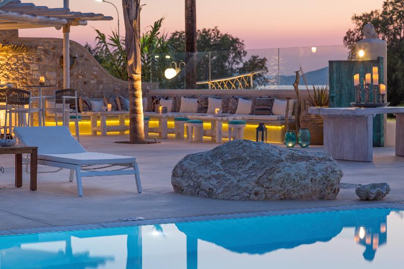 White Pearls Luxury Suites Adults Only - Havuz