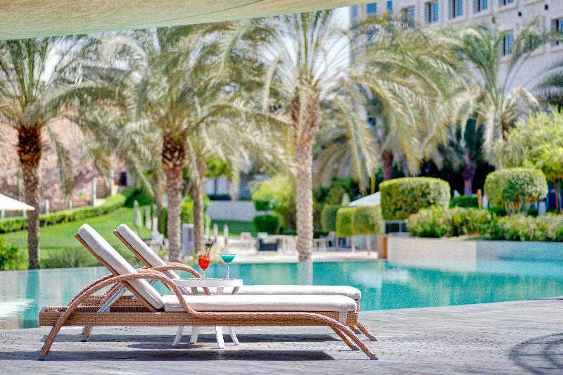 Crowne Plaza Muscat OCEC - Lobi