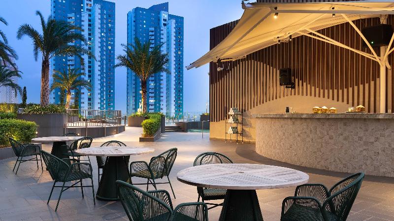Holiday Inn & Suites Jakarta Gajah Mada - Bar