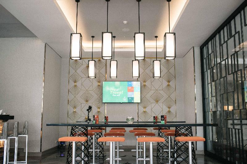 Holiday Inn & Suites Jakarta Gajah Mada - Bar
