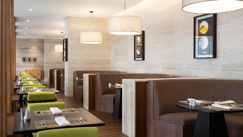 Holiday Inn & Suites Jakarta Gajah Mada - Restoran