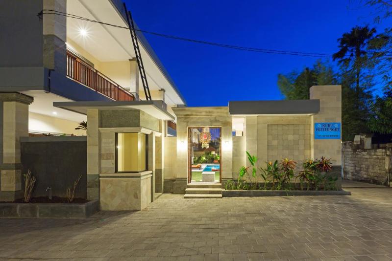 Kubu Petitenget Suite Seminyak by ZUZU - Lobi