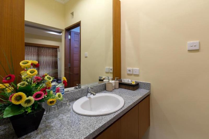 Kubu Petitenget Suite Seminyak by ZUZU - Oda