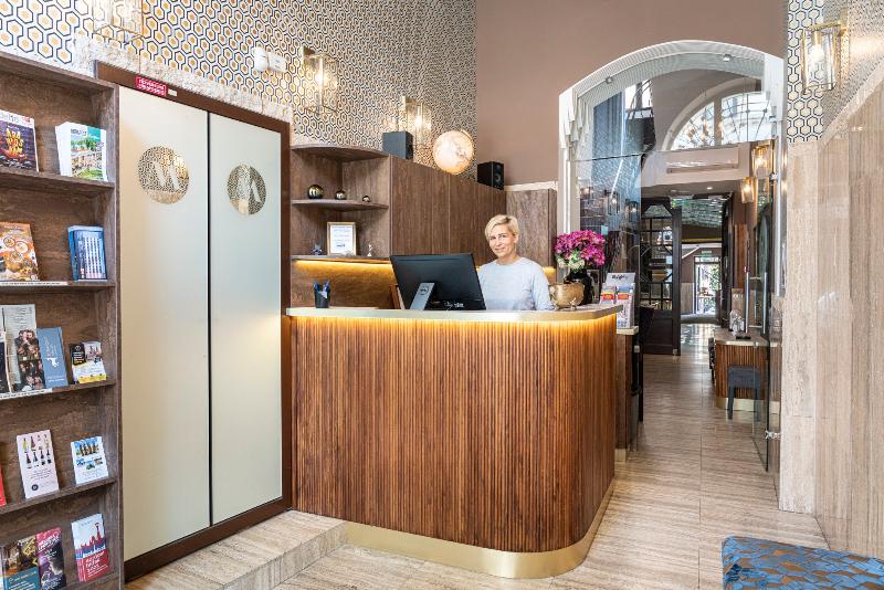Hotel Mika Downtown - Lobi