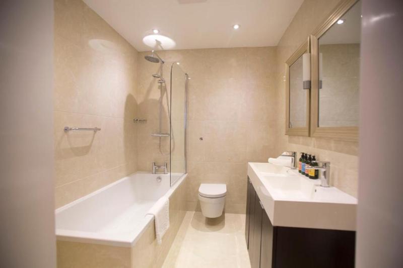 The Lansbury Heritage A Sunday Ht- Canary Wharf - Oda