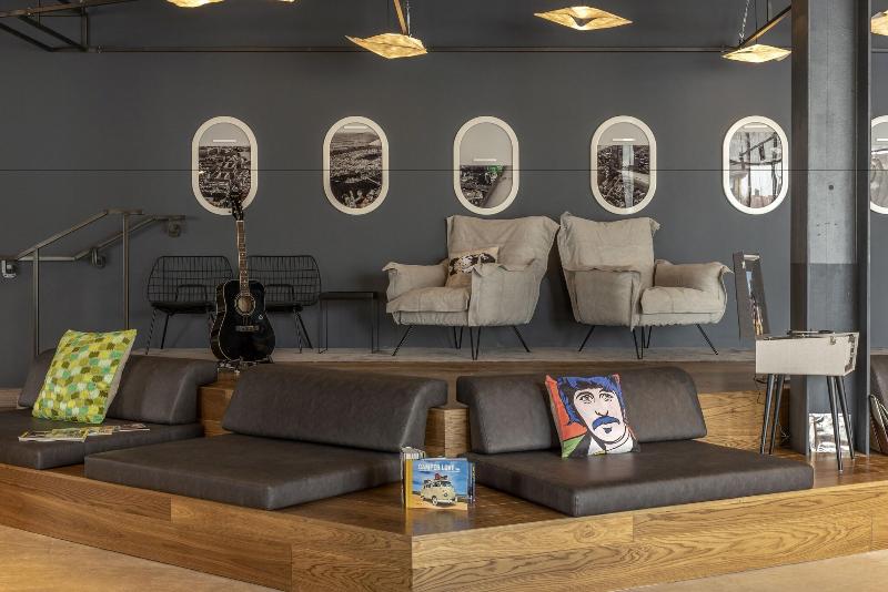 Moxy London Heathrow Airport - Lobi
