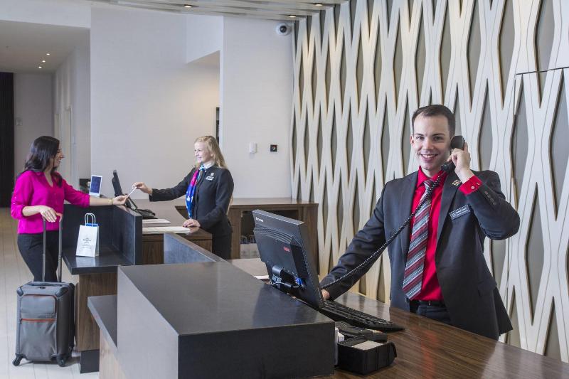Residence Inn NYC The Bronx at Metro Center Atrium - Lobi