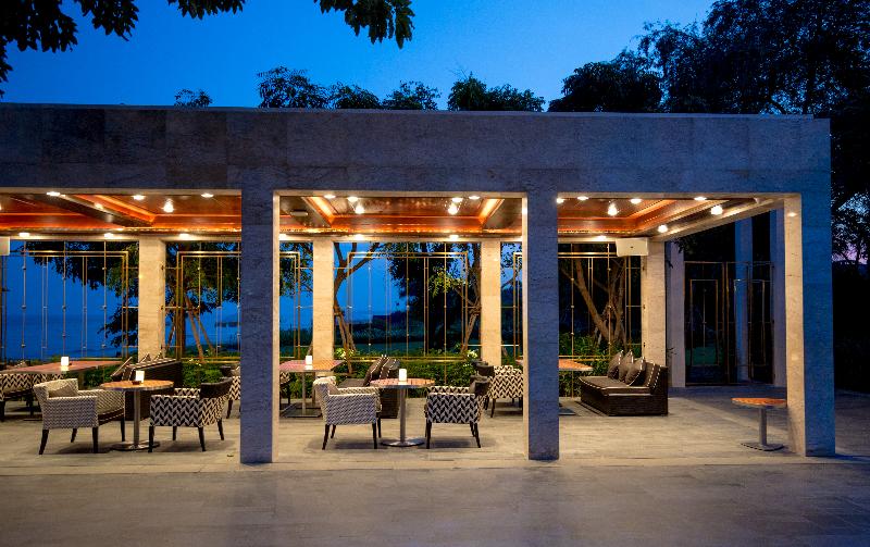 Baba Beach Club Hotel Hua Hin by Sri Panwa - Bar