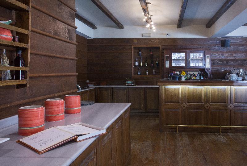 Country Club Hotel & Suites - Bar