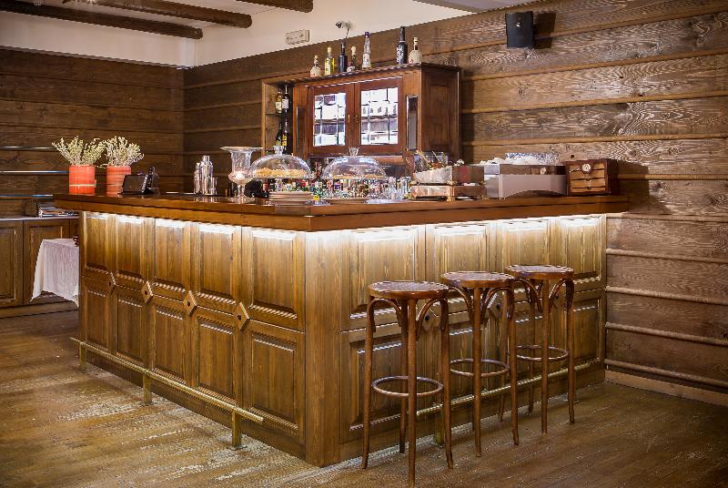 Country Club Hotel & Suites - Bar
