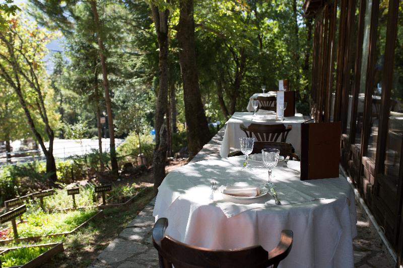 Country Club Hotel & Suites - Teras