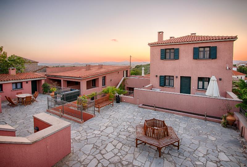 The Varos Residences Hotel - Teras