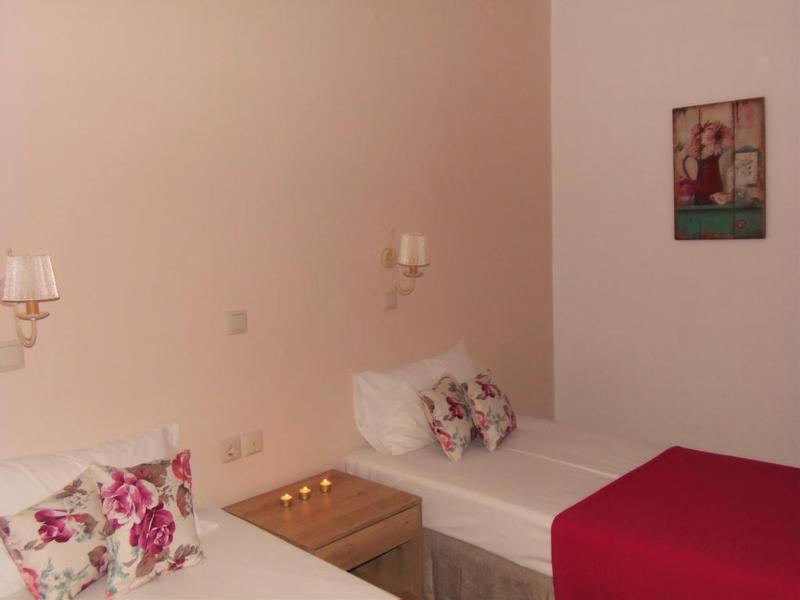 Emerald Studios & Hotel - Oda