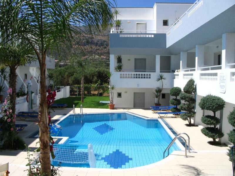 Emerald Studios & Hotel - Havuz