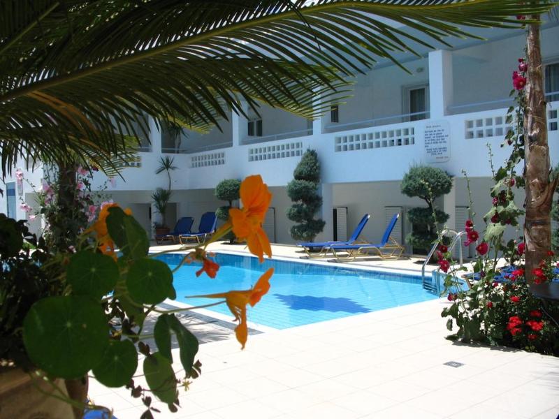 Emerald Studios & Hotel - Havuz