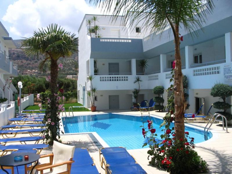 Emerald Studios & Hotel - Havuz