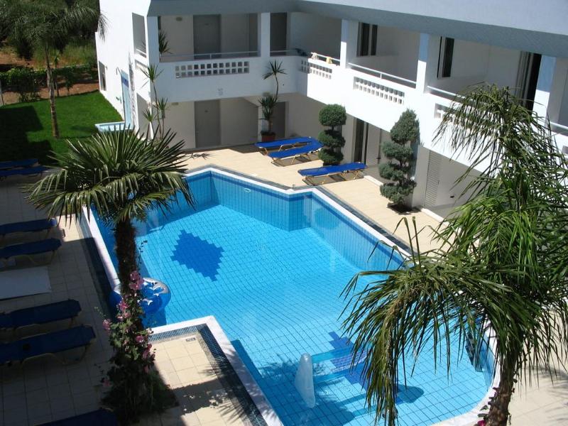 Emerald Studios & Hotel - Havuz
