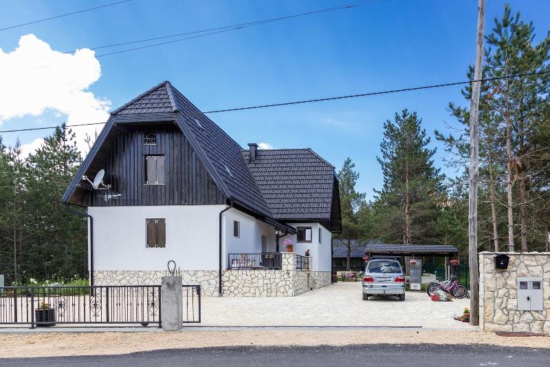 House Zeljko - Genel