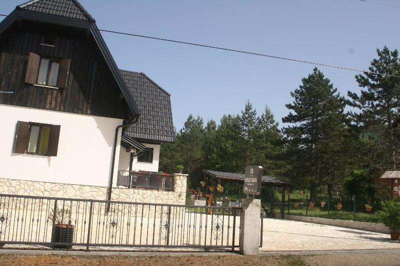 House Zeljko - Genel