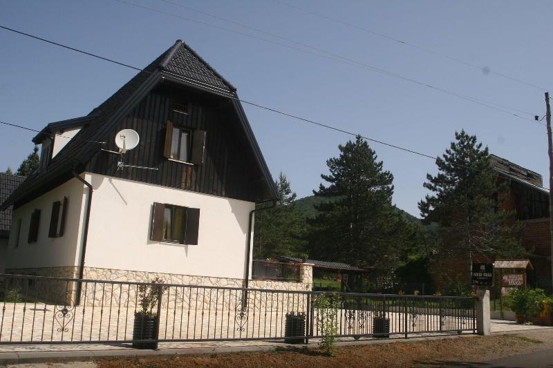 House Zeljko - Genel