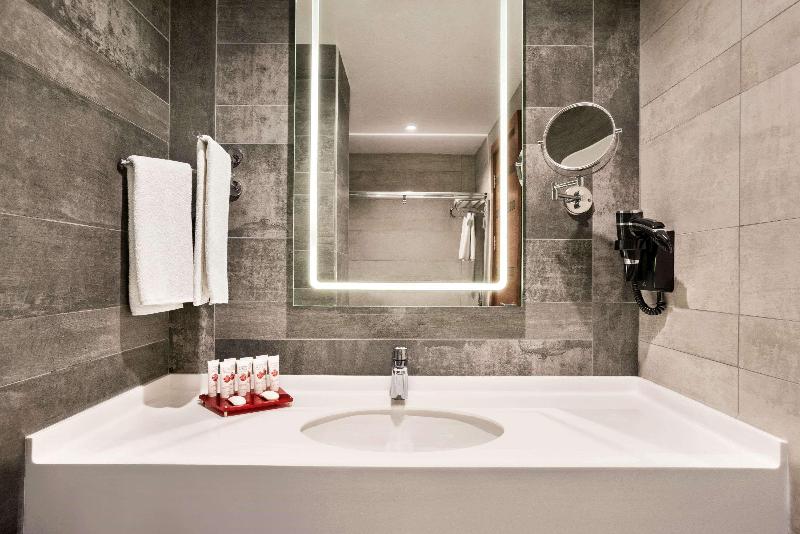 Ramada By Wyndham Istanbul Alibeykoy - Oda