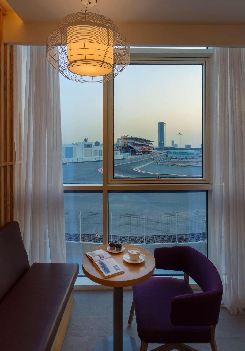 Park Inn by Radisson Dubai Motor City - Lobi