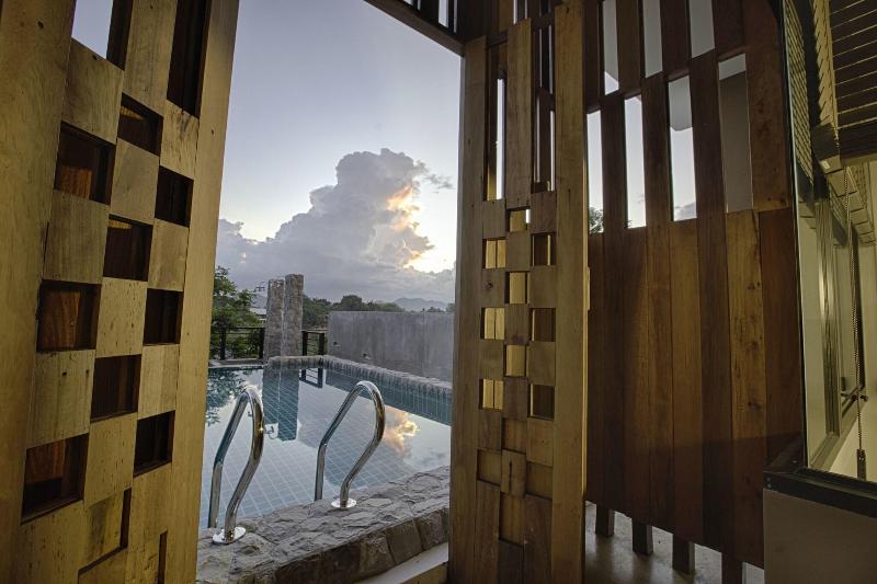 Natee The Riverfront Hotel Kanchanaburi - Havuz
