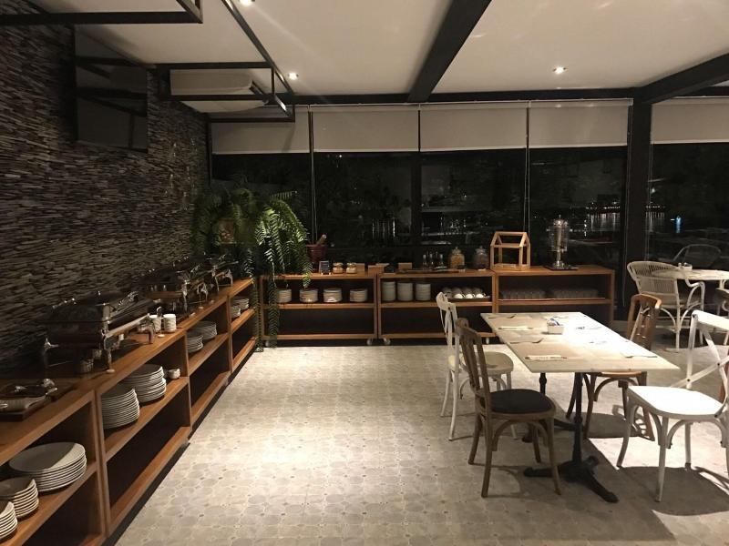 Natee The Riverfront Hotel Kanchanaburi - Restoran