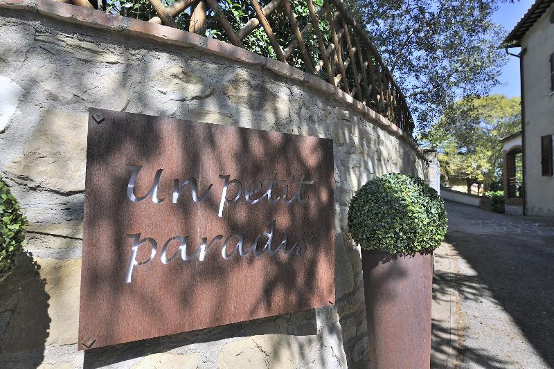 Un Petit Paradis - Lobi