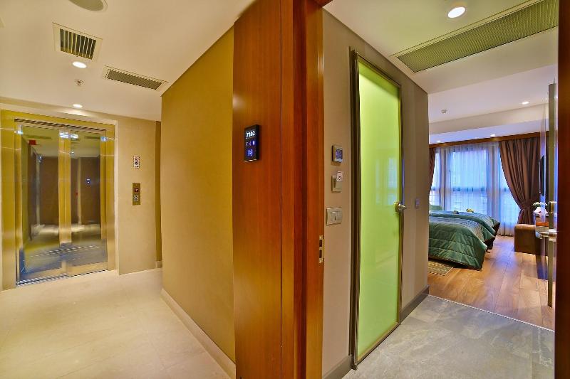 The Tango Hotel - Lobi