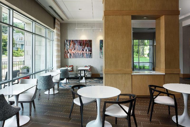 Hampton Inn & Suites Teaneck Glenpointe - Restoran