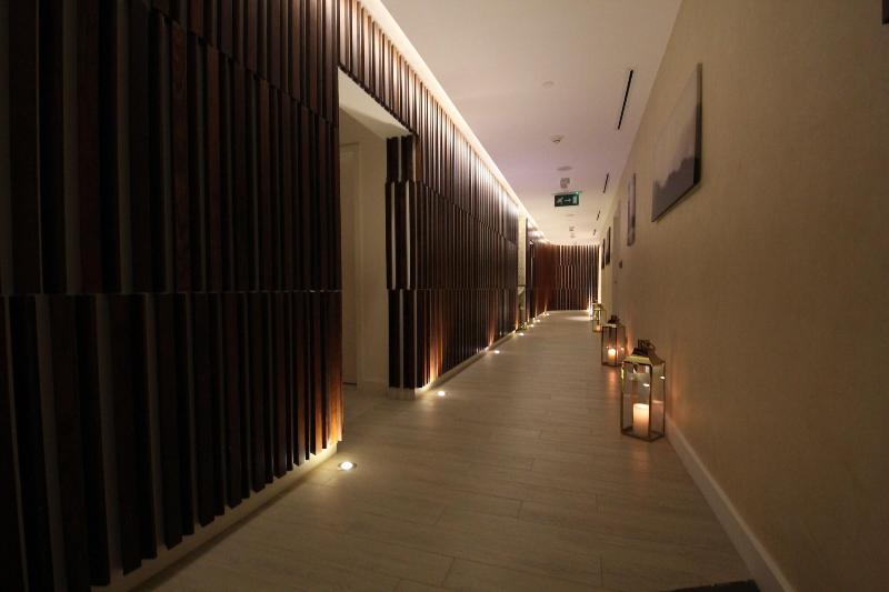 The Hotel Galleria Jeddah, Curio Collection by Hil - Lobi