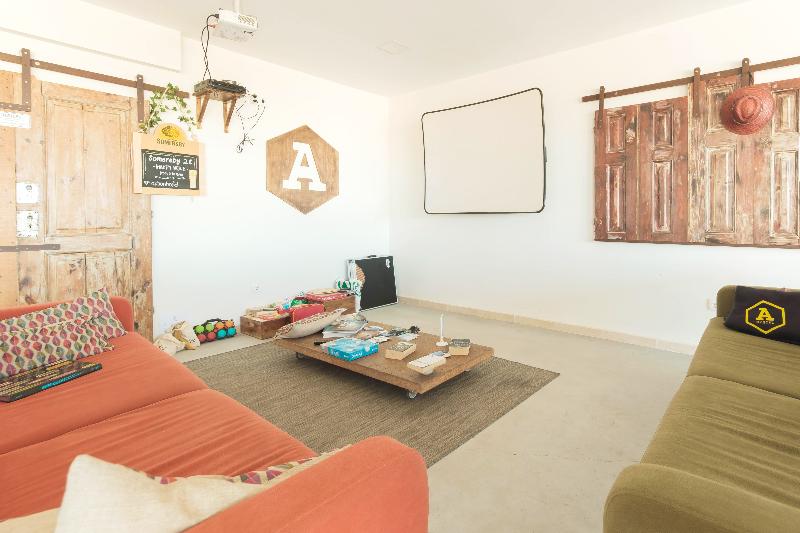 WOT Ericeira Surf Social - Lobi