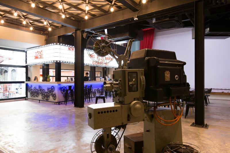 Prince Theatre Heritage Stay Hostel - Silom - Bar