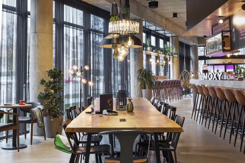 Moxy Duesseldorf South - Bar
